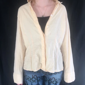 Skjorta - Tunn skjorta i en smutsvit färg. Är gjord i Bomull och Linne. Köpt second hand. Storlek L, men ganska liten i storleken, passar mig som har S 