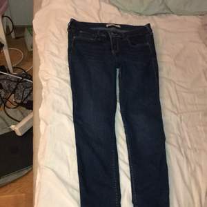 Ett par mörkblå hollister jeans i stl 27/31, använda ett par gånger köpta för 550kr säljer för 250