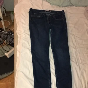 Lågmidjade hollister jeans stl 27/31 - Ett par mörkblå hollister jeans i stl 27/31, använda ett par gånger köpta för 550kr säljer för 250