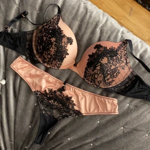 Underkläder  - Säljer detta fina sett som ej passade i storleken så därför säljer jag hela gick på 800 när jag köpte 