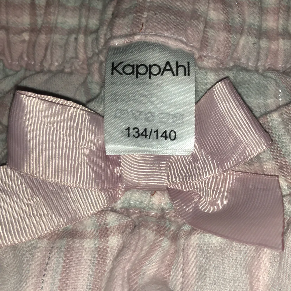Säljer dom här pyjamas byxor som tyvärr inte går till användo hos mig:(. Muu.