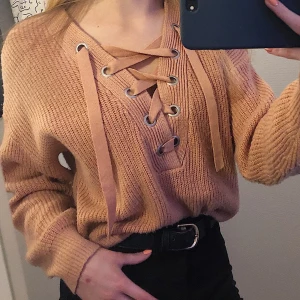 Stickad tröja med snörning - Mysig ljusrosa tröja med snörning från H&M. Strl. Xs men passar även S! Väl använd men fortfarande som ny!❤️