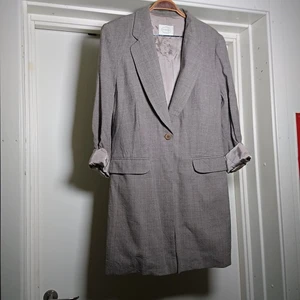 Längre retrojacka - Väldigt fin längre jacka/rock i grå, lite melerad, färg. Glansigt foder. Storleken passar s/m🌸