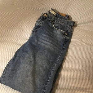 Jeans från Gina  - Jeans från Gina tricot i kom jeans fit. För stora för mig så har inte andvänt dem så jättemycket 