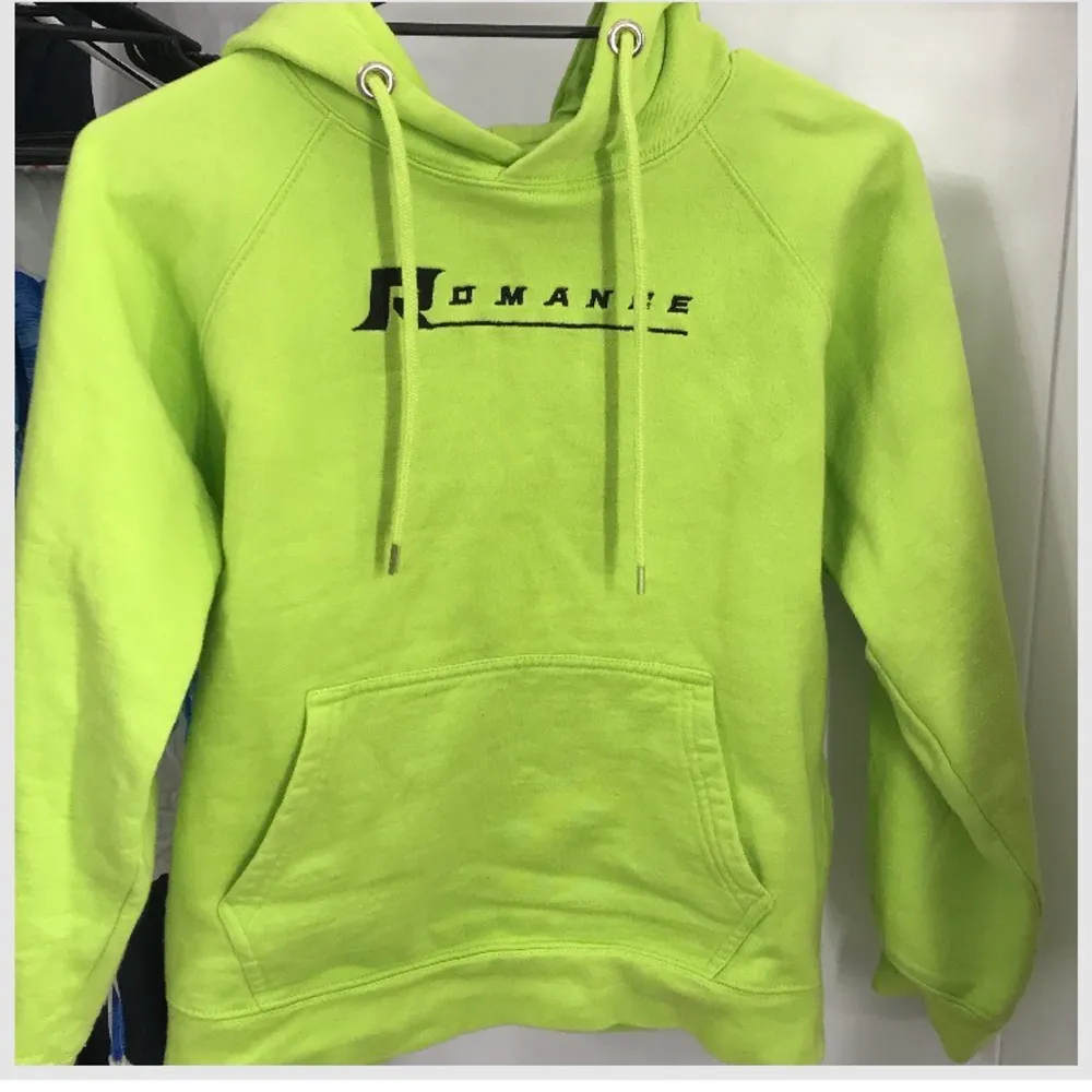 Säljer en neon grön hoodie som har en ficka på magen. (Svårt att få färgen på bild). Bud vid fler intressen☺️. . Hoodies.