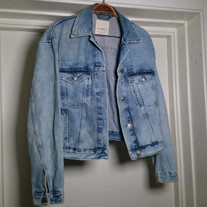 Jeansjacka - Jeansjacka från zara i klassisk modell. Snygga slitningsdetalkej och supersköna fickor.🌸