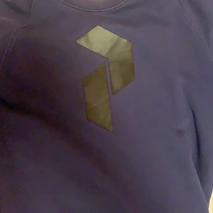 Peak performance tröja - Tröja köpt för 600 kr på kidsbrandstore, säljer för att dene för liten o nt används