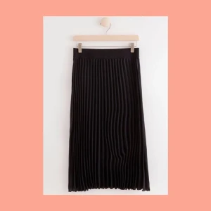 Plisserad Kjol - Svart plisserad kjol med resår i midjan! Helt ny aldrig använd. Storlek S 💕 Nypris 250kr.