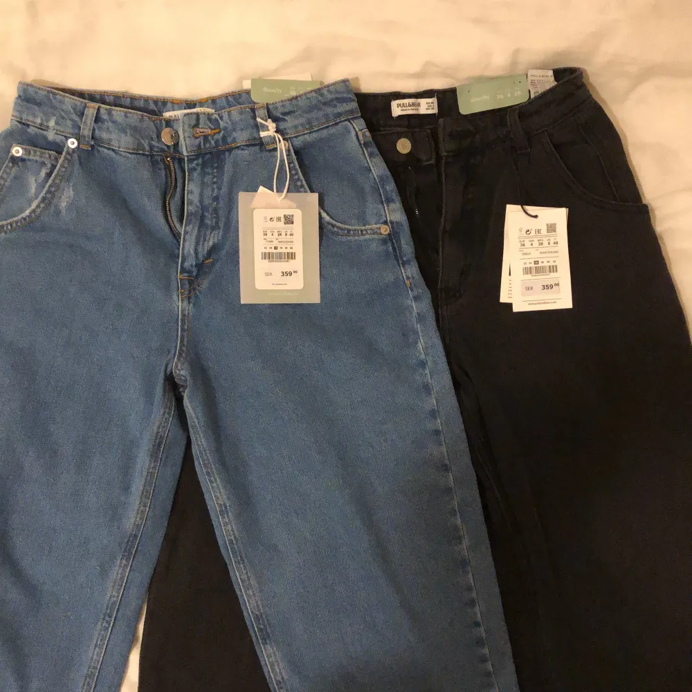 Säljer två jeans i färgerna blå och svart/grå. Båda byxorna är i storlek 36. Byxorna är ej tajta nertill utan lite pösiga. Köptes för ett tag sedan, dock har jag inte använt de och de är alltså i helt nytt skick. Kvitto finns. Priset för byxorna vid köp var 359kr/styck. Jag säljer de nu för 199kr/styck.. Jeans & Byxor.
