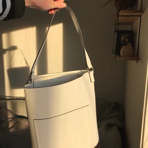 Fransk väska  - Väska köpt i Frankrike, nypris 600kr. Litet fack inuti med dragkedja, litet fack utanpå samt dragkedja i stora delen. Köpare betalar frakt. Jättefin men har för många väskor! 🤍