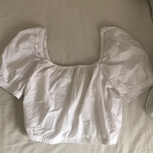 Vit topp S  - Square neck top med puffärmar, köpt på h&m från början. Kan fraktas