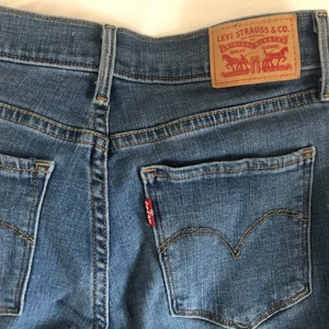 Levis jeans booutcut  - Bootcut byxor från lives i väldigt bra skick, använda kanske 5 gånger. Stretchigare material än typiska Levis jeans. För personer runt 160 cm. Kan fraktas!