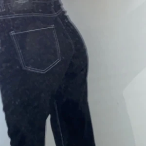 Svarta jeans med vita kontrast sömmar - Snygga raka jeans med vita kontrastsömmar. De är lite vida och croppade. Jag är 178 som referens så de hade varit längre på en kortare person. Priset kan diskuteras och köparen står för frakten. 