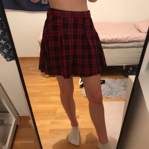 Kjol från HM - En röd och svart kjol från HM i storlek 36. Säljer den på grund av att den är för stor