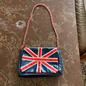 En handväska  - En liten Handväska med London tryck på ena sidan 