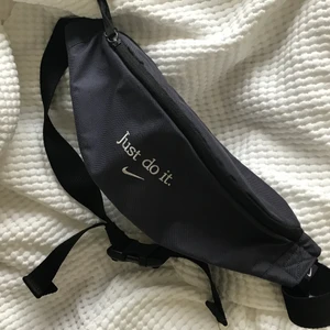 Nike Fannypack - En marinblå Nike fannypack, köpte den för nått år sen och har knappt använt den, pågrund utav att ja har så många. Men ja vet den här väskan kommer göra nån glad😊 (köpte från Nike, inte fake).