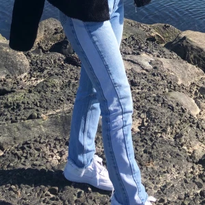 nakd jeans - skitsnygga momjeansen från nakd 🤍 avklippta och passar dig som e ca 155-160cm. superfint skick! storlek 32, passar xs. 220 ink frakten