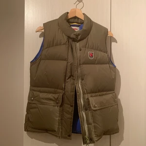 Fjällräven väst  - Säljer en superfin väst från Fjällräven, tjock i mycket bra kvalité. Kvaliteten är nästintill nyskick. Nypris 3500 kr säljer för 1900 kr inkl frakt 💘🦸🏼‍♂️