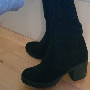Highbootz - Knappt använda i storlet 38, inga slitningar. Nypris 1200 köpta för ca 4 år sedan