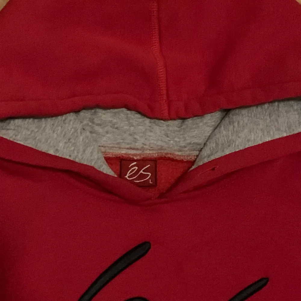 En vintage és hoodie från 2000 kom med bud den är mer röd i verkligheten skriv vid frågor/köp . Hoodies.