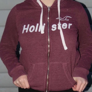 Hollister Hoodie - Säljer denna fina hollister hoodie med dragkedja! Den är i strl. S och sitter som en smäck. Priset är 100kr + frakt💕💕 (OBS. Fotade medans det snöade och därför är de små vita prickar av snö på tröjan, köpare står för frakt).