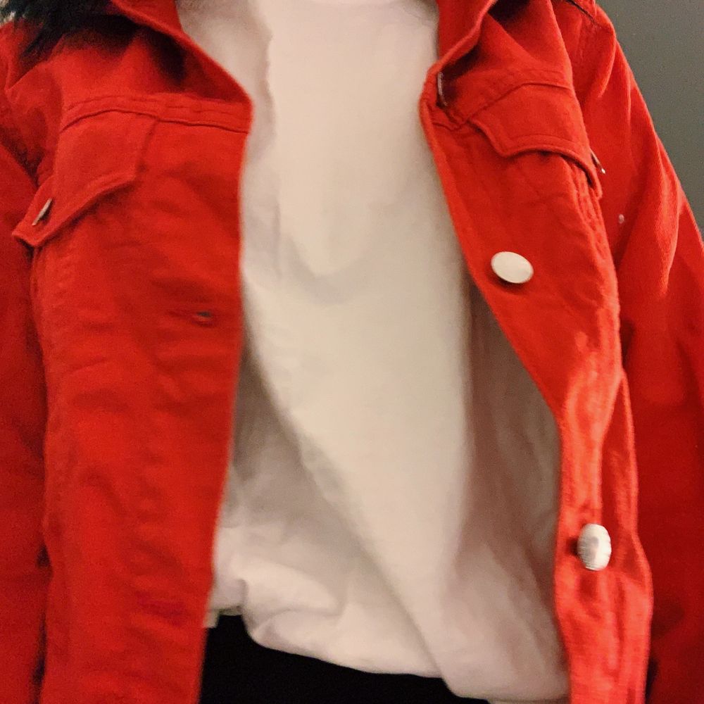 Röd jeansjacka från H&M . Jackor.