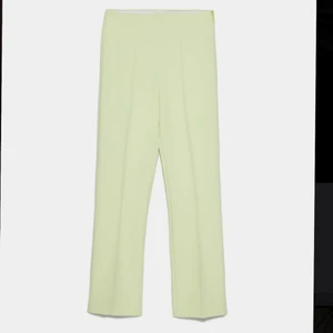 Zara byxa  - Helt nya byxor från Zara, aldrig använd och prislapp finns kvar. Tyvärr hann jag inte lämna tillbaka byxan innan ångerfristen löpte ut, hade nämligen glömt kvar kartongen under sängen. Köpt för 359kr men jag säljer den för halva priset. storlek M. Har även en matchande kavaj som kan köpas med. Hör av dig om du har några frågor!✨Köpare står för frakt! #zara #elegant