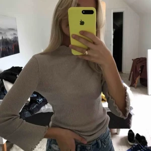 Glittrig topp - Super fin rosa glittrig tröja med lite polokrage, sitter superfint och unikt! Storlek xs 