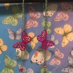 Dubbelkedjade örhängen fjärils💖 - Egencraftade Dubbelkedjade örhängen. Silvriga kedjor Med rosa fjärilar och rosa ”diamanter”💖pris 29kr och frakt ingår!💖