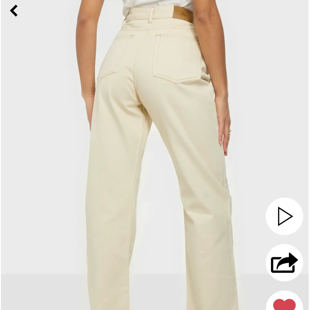 Beige jeans från Nelly som är använda nån enstaka gång. Strolek 38 och passar bra i längden på mig som är 175. Frakten kostar 80kr💫. Jeans & Byxor.