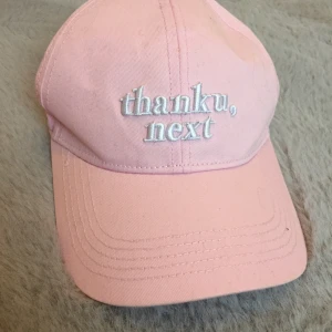 Thank u, next keps - Ariana Grande, thank u, next keps. Använd ca 2 gånger. Går att ändra storlek på