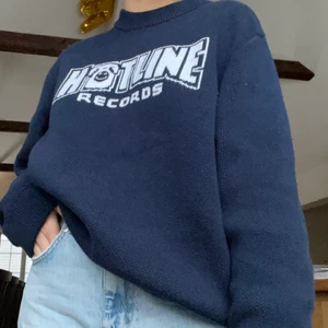 Marinblå tröja - En marinblå tröja från weekday. Den är i L men brukar egentligen ha S och M i storlek. Jättevarm och härlig att ta på sig en kall vinter eller höst dag☺️ helt ny. Högsta bud: 500kr