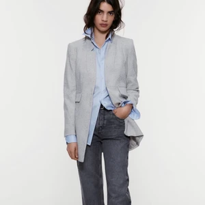 Kappa från Zara - En helt ny grå kappa från Zara, den är figursydd. Tyvärr hann jag inte lämna tillbaka kavajen innan ångerfristen löpte ut, hade nämligen glömt kvar kartongen under sängen. Säljer eftersom jag har en ovanligt stor byst (70G), därför sitter den för tight vid bysten. Aldrig använd. Köparen står för frakt. Hör av dig om du har några frågor! 