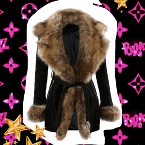 Jacka med pälskrage 😍 - SPÅRBAR FRAKT 🌹 Använd några gånger förra året, men säljer då jag har köpt en likadan i år fast i en annan färg. Köpt för 1749kr. Inte äkta päls såklart!❤️ så fin och smickrande jacka! Köpt från Affingos