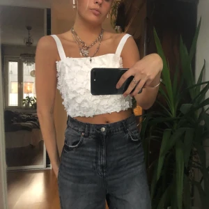 Vit topp - Super söt och fin topp från zara, i super bra skick! Den är knappt använd. Skriv för fler bilder 