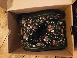  - Blommiga tyg Drmartens, med kärlek burna under sommaren 2014.  Säljes i original skokartongen. 