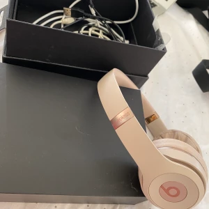 Beats by dr dre  - Köpta på Elgiganten för 2600kr , färg rosa, beige , se sista bild för defekter 
