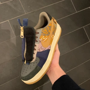 Nike air force 1 - Går att få i alla storlekar. Detta är kopior, väldigt bra kopior, ingår dragkedja man kan sätta över smörerna och två par skosnören bruna och beiga (Bilderna är på personligt par, de ni köper är helt nya)Går även skriva om ni är intresserade av andra sko kopior.