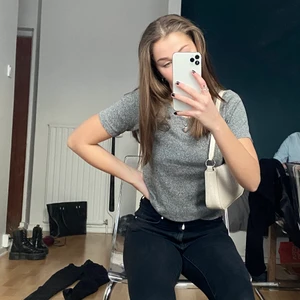 Basic grå tisha - Basic grå t-shirt som passar till allt, lite tjockare material så passar perfekt till hösten💕