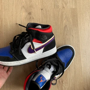 Nike Jordan  - Säljer mina jordans. Dom är storlek 42 men har lagt i en sula och då passar dom mig som vanligtvis är en 40 i storlek. Skorna är äkta och kan skicka fler bilder 💗💗
