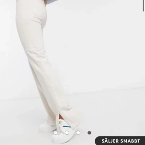 Ljusa jeans med slits strl 38 - Ljusbeiga långa jeans från pull&bear i nyskick. Aldrig använda och har lappen kvar. Nypris 419kr 