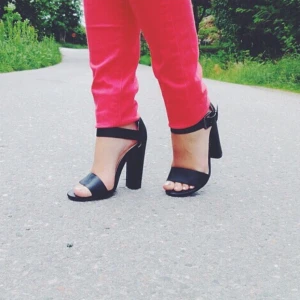  - Helt oanvända klackskor från Forever21 i strl:36. Köpt i Berlin. Hör av dig vid intresse. 