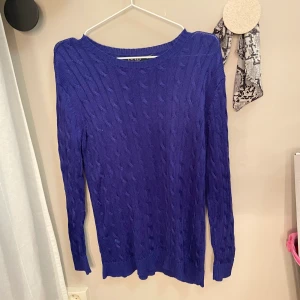 Stickad tröja  - Stickad blå tröja från Ralph lauren, aldrig använd. 