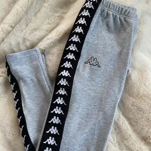 Kappa sweatpants - Mjukisar från Kappa, använda endast vid ett tillfälle, storlek M men passar bra även på S då de är hyfsat smala i benen