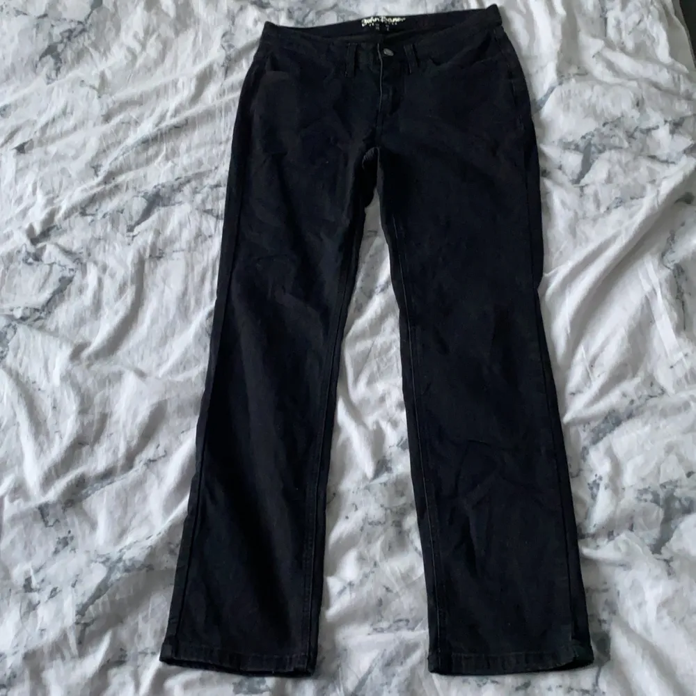 Svarta oanvända jeans, bra skick och skönt material. Det är ej bootcut jeans utan de är tajta hela vägen.. Jeans & Byxor.