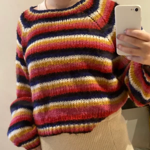 Randig stickad tröja - Säljer denna fina randiga stickade tröjan från Zara, står storlek L men den är ganska liten och passar allt från xs-L skulle jag säga ! 💖 köparen står för frakt