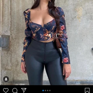 Top med renässansmönster från PLT - SUPERSNYGG populär top från PLT som tyvärr är för liten, den är i storlek 38 men passar nog en XS-S bättre. (Lånade bilder)