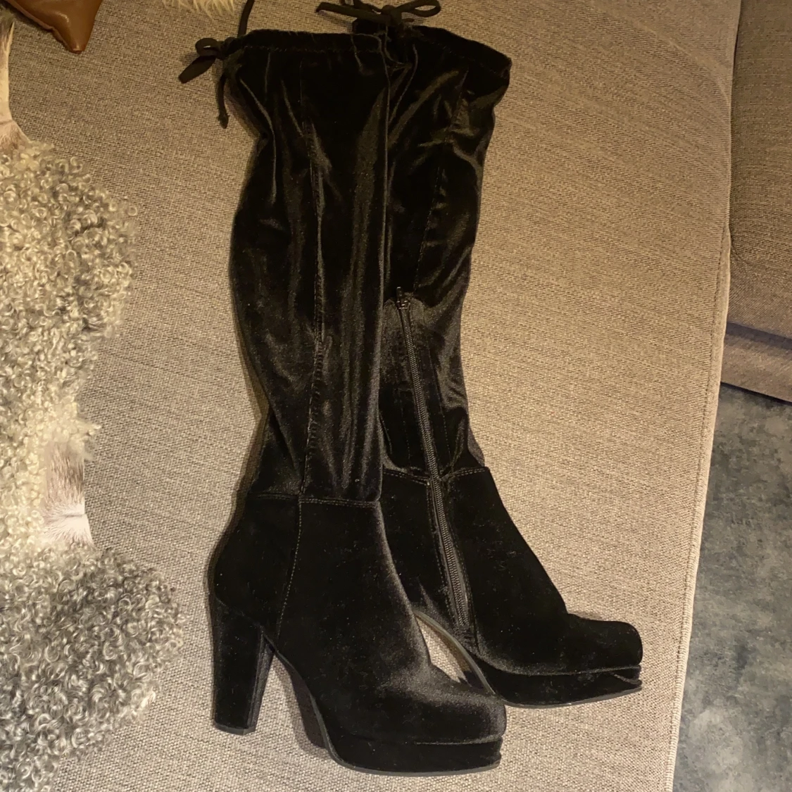 Knähöga klackar av sammet - 90