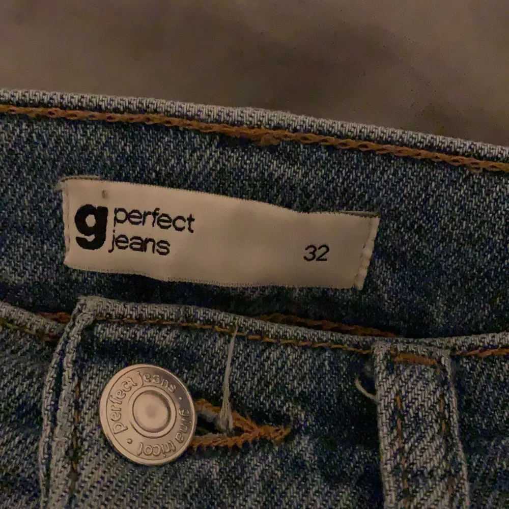 Jeans från ginatricot som är i storlek 32. Använda ett fåtal gånger och är i väldigt bra skick🥰 köpta för 400kr. Jag är 155 och dem passar hyfsat bra! Köparen står för frakten. Jeans & Byxor.