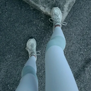 Träningstights Alexandra Bring - Träningstights från Alexandra Brings märke "Kring Sportswear" i modellen pastel blue. För små för mig så endast testade!